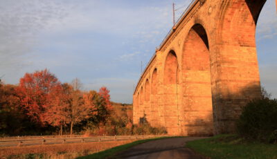 Viadukt im Herbst