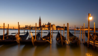 Sonnenaufgang über dem Markusplatz in Venedig